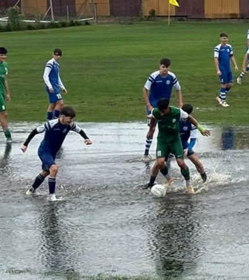 „Nu e primul meci în asemenea condiții”  Reacții după imaginile de la partida U19 jucată pe un  teren plin cu apă