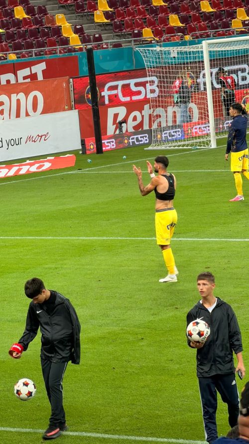 Două scene surprinse la finalul meciului: Baciu și Drăguș în prim plan (foto: Vlad Nedelea/GOLAZO.ro)