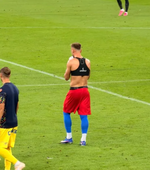 Gestul serii pe Arena Națională   FOTO:   Ruptură între antrenor și fani?  Două scene surprinse la finalul meciului: Baciu și Drăguș în prim plan