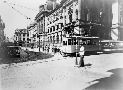 FOTO | Cum au speriat bucureștenii primele tramvaie electrice care au circulat prin oraș. Pe lângă tramcar, sprintenul Thomson-Houston zbura pe străzi
