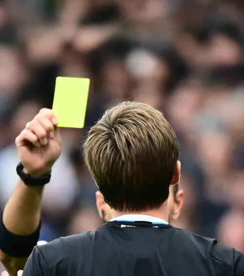 Uimitoarea tentativă de corupere a arbitrului   Ce a încercat antrenorul  unei echipe din prima ligă!