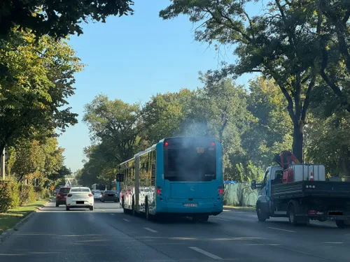 FOTO | "Au băgat locomotive cu abur la STB!" Un autobuz de pe linia 100 fumegă voios pe Bulevardul Regele Mihai, dinspre Arcul de Triumf spre Piața Presei
