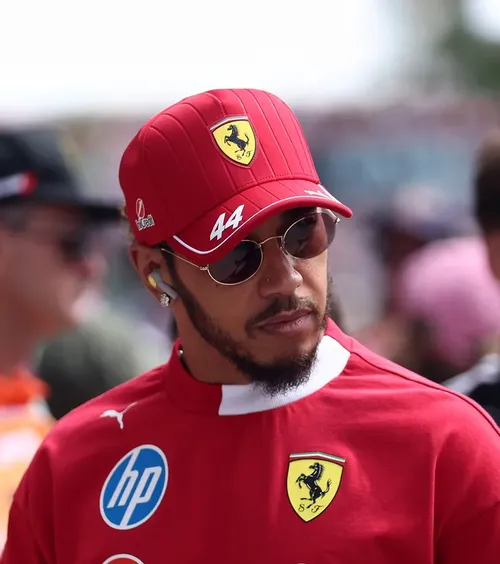 „N-am cerut concedieri!”   Lewis Hamilton,  reacție fermă după zvonurile privind o revoltă la Ferrari