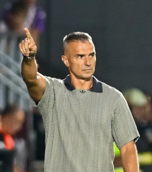 „Ar trebui să jucam pe alt stadion”   Daniel Pancu,  scos din sărite de starea gazonului de pe Giulești: „Poate și exprimarea ar fi mai bună”