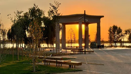 FOTO 🧡 Primul apus de pe Insula Lacul Morii redeschisă bucureștenilor după renovare. Petrecerea de inaugurare, West Side Sunset Fest, continuă azi și mâine