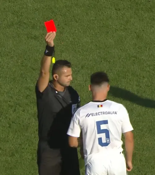 Eliminat după 9 minute    FOTO:  Intrare criminală în  CFR Cluj - FC Botoșani  » Arbitrul arătase inițial doar cartonașul galben