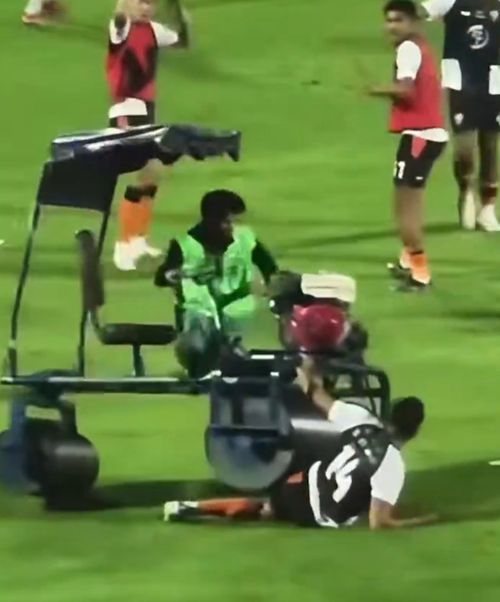 Andros Townsend a fost călcat de o mașină de întreținere a gazonului. Foto: captură X/@ayooo2772