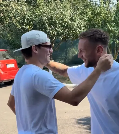 Naționala s-a reunit   FOTO+VIDEO.   Cum a apărut Denis Drăguș  la lot, după accidentarea din U Craiova - FCSB
