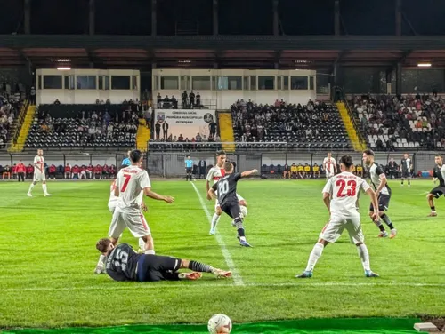 Atmosferă la primul meci în nocturnă pe stadionul „Petre Libardi” din Petroșani.  Foto: Facebook @CSM Jiul Petroșani
