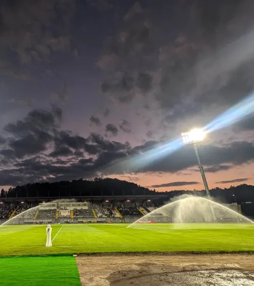 Primul meci în nocturnă   FOTO.  Atmosferă spectaculoasă pe stadionul care  va găzdui meciuri de Liga 1  după 19 ani