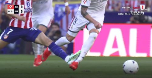 Faultul lui Kang In Lee asupra lui Federico Valverde în Atletico Madrid - Real Madrid 2-1 Foto captură VIDEO Prima Sport .jpg