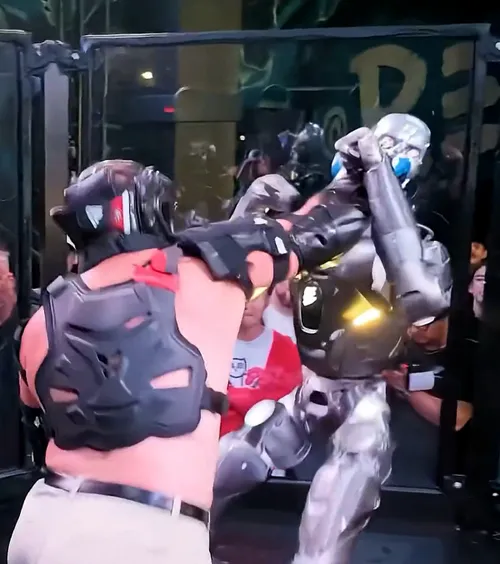 Om contra robot, în cușcă  VIDEO + FOTO: Prima  bătaie în stil „Terminator”  a ajuns în lumea reală! Trimis la podea!