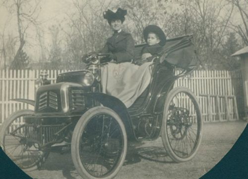 FOTO | Imaginează-ți că trăiești în București și te cheamă Assan, prima familie din oraș care a avut mașină. Imagine-document doamna Assan și fiul