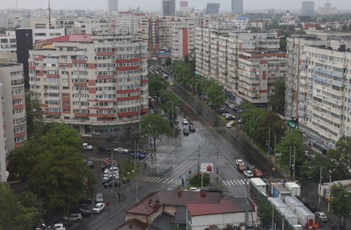 Reacție extremă a marcajelor rutiere din București într-o situație banală, care va fi tot mai frecventă de-acum încolo. "Ai senzația că cineva ți-a tras intersecția și bulevardul de sub picioare"