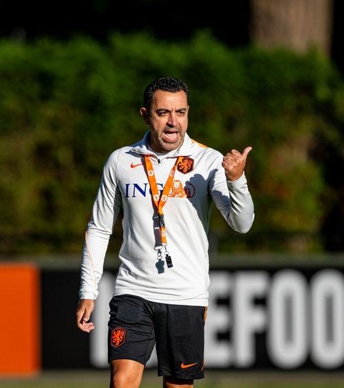 Provocare pentru Xavi  Îl pun să cânte  imnul Olandei,  care face referire directă la Spania 