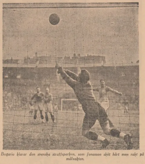 Bugariu apără penalty-ul executat de Jonasson, care a șutat puternic, dar direct în portarul român (foto: Svenska Dagbladet)