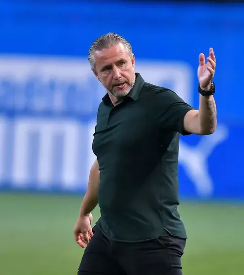 Reghe a ajuns la București!  Noul antrenor al FCSB  va fi prezentat astăzi,  de la ora 15:00. Când va conduce primul antrenament