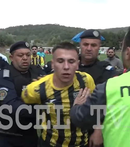 Scene șocante în Liga 3!   VIDEO.  Jandarmii au intervenit, după ce  doi coechipieri s-au luat la bătaie.  Reacția antrenorului