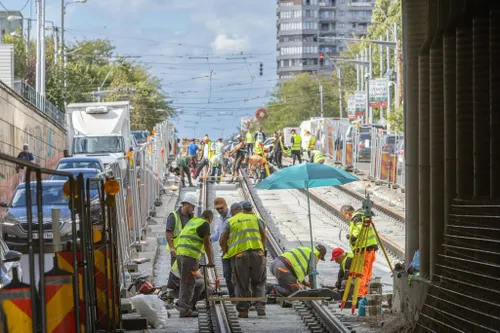 FOTO |  S-a turnat primul strat de beton la șina de tramvai de la Pod Constanța. PMB: Luna viitoare e gata, deseori se lucrează și noaptea, până la 5 dimineața