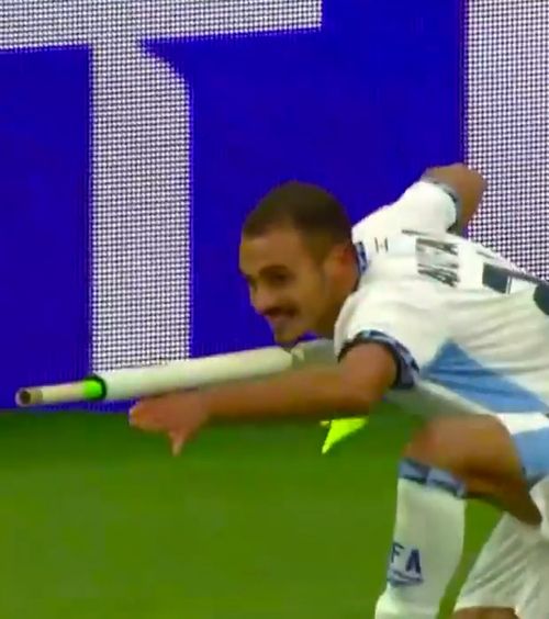 Armă sau tac de biliard?   FOTO.  Atacantul Israelului, eliminat pentru  modul în care a sărbătorit  golul cu Austria: „Stupid! Nu-și are locul în fotbal!”