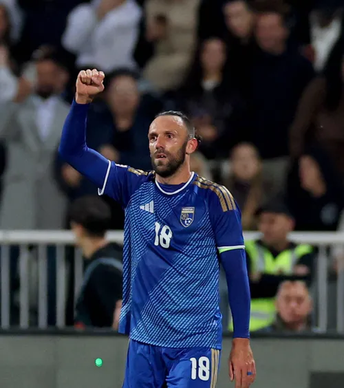 Susține criminali de război!   FOTO.   Muriqi, mesaj după gol pentru cei 4 lideri kosovari  ai Armatei de Eliberare condamnați pentru 96 de crime