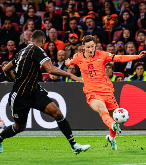 L-a provocat pe Dennis Man   Ce a făcut extrema lui PSV  Eindhoven la debutul pentru naționala Olandei