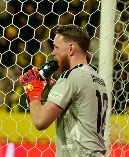 Sticla lui Viktor Johansson cu indicații despre penalty-urile românilor la Suedia - România FOTO Vlad Nedelea GOLAZO.ro