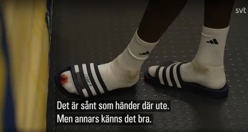 Alexander Isak, cu piciorul însângerat după meciul cu România. Foto: captură video/SVT