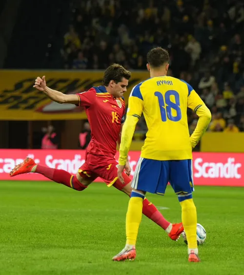 Nu se înțeleg pe teren!  Momentul care a arătat că jucătorii naționalei au o problemă.  Ce au făcut Razvan Marin și Ianis Hagi  cu Suedia