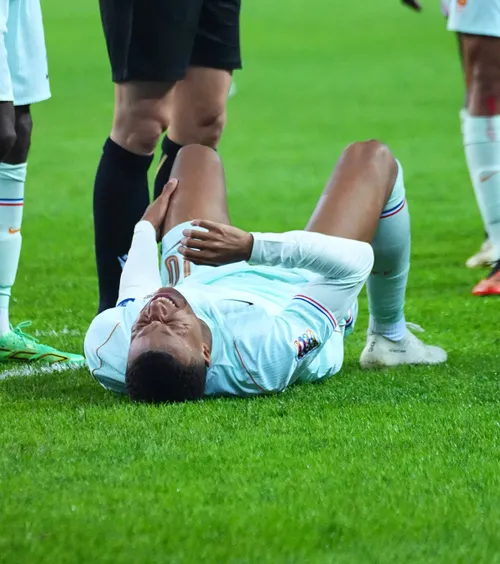 Mbappe s-a rupt!   FOTO.  Franța a rămas fără starul său după debutul lui Zidane la națională:  „Nu este bine”