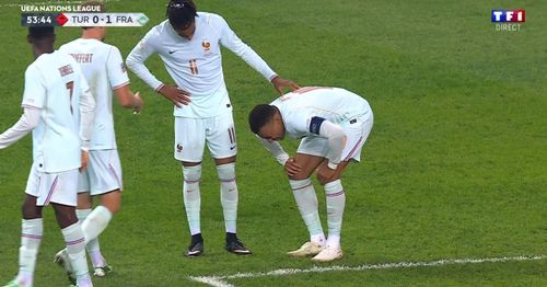 Accidentarea suferită de Mbappe imediat după golul marcat cu Turcia. Foto: captură X/@TF1