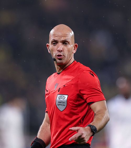 Cine arbitrează România - Bosnia  Răzvan Marin a fost protagonistul unui moment aparte sub privirile  „centralului” ales de UEFA