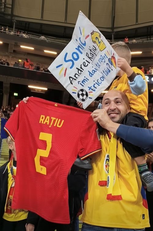 Andrei Rațiu i-a dăruit tricoul unui fan după meciul cu Suedia. Foto: captură Facebook/Echipa Națională de Fotbal a României