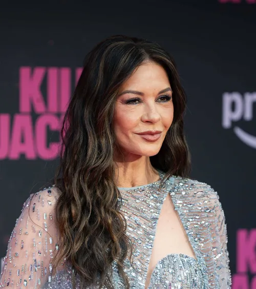 „Ar arunca cu cărămizi în mine acolo”  Motivul pentru care actrița Catherine Zeta-Jones  refuză să meargă la meciurile lui Wrexham
