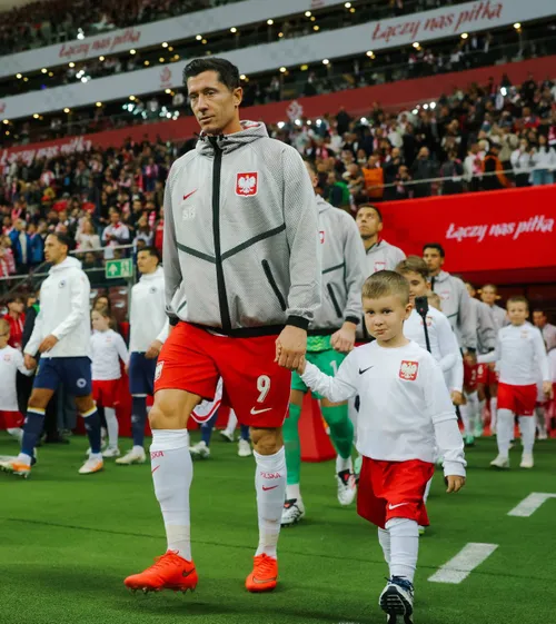 Șocanta Polonia  Ce se întâmplă la viitorii rivali.  Președintele filmat beat a schimbat copilul  lui Lewandowski în tunel