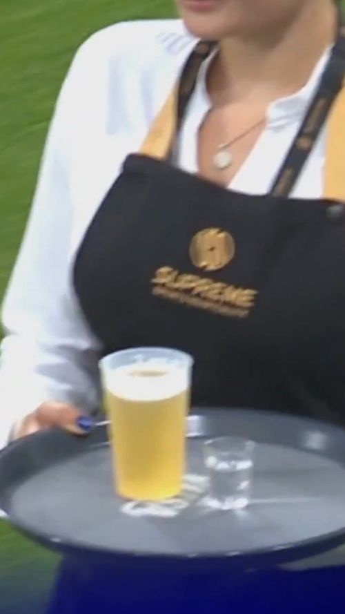 Pauză de hidratare cu bere și shot-uri în amicalul dintre legendele lui Werder Bremen și cele ale lui Real Madrid Foto captură video (5).jpeg