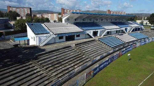 A fost semnat contractul de demolare al stadionului Corvinul. Foto: Primăria/Hunedoara