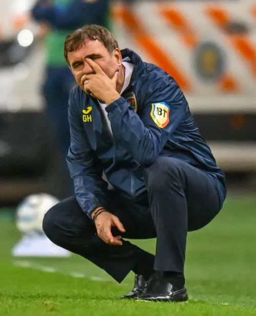 Furios, uluit, statuie!    Reacțiile lui Gică Hagi după cele trei goluri  primite în prima repriză cu Bosnia. Erori peste erori!