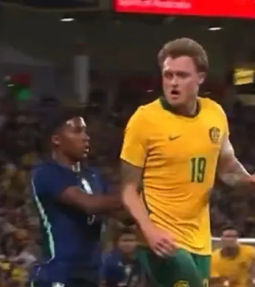 Endrick, la pământ!  Atacantul lui Real Madrid s-a luat de  fundașul de 1,98 metri  al Australiei