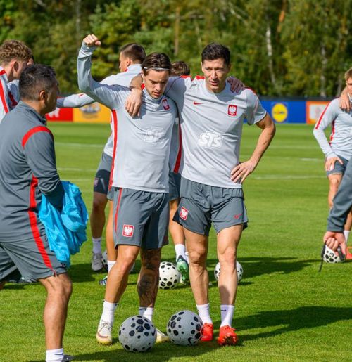 Lewandowski dă castane. Nu ia!  GOLAZO.ro a văzut  antrenamentul Poloniei  din mijlocul pădurii. I-a urmărit pe căpitan și pe Zielinski, jucătorul lui Chivu