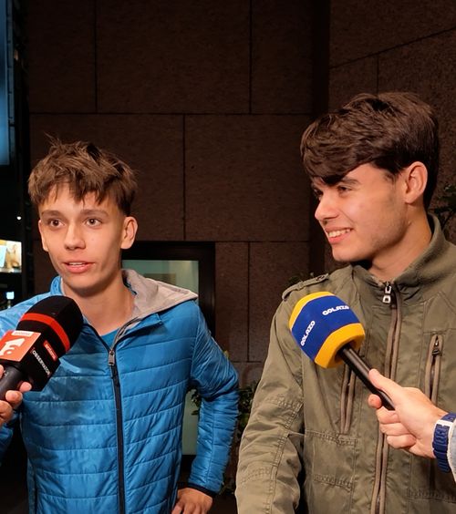 Polonezii sunt fani Hagi    VIDEO.  Au venit cu tricoul României pentru a lua  un autograf  de la „Rege”, pe care l-au cunoscut pe FIFA