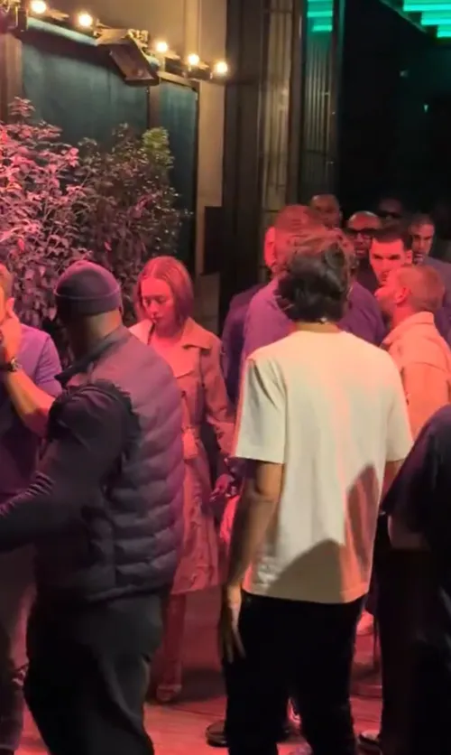 Mbappe, surprins în timp ce ieșea dintr-un club alături de partenera sa. Foto: captură X/@kumoriRaver
