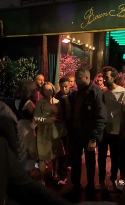 Mbappe, surprins în timp ce ieșea dintr-un club alături de partenera sa. Foto: captură X/@kumoriRaver