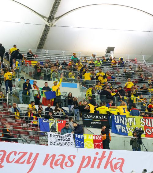 Incredibilă atmosferă la Varșovia  Duelul imnurilor, la start.  Impresionanți, polonezii!  Greu pentru 1.000 de români!