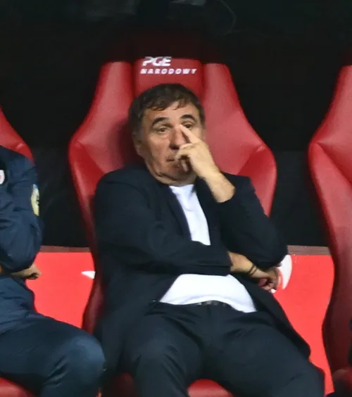 Hagi, distrus. Își dă demisia?   Selecționerul a părut copleșit  în repriza a doua, în care am primit 5 goluri. Privea în gol!