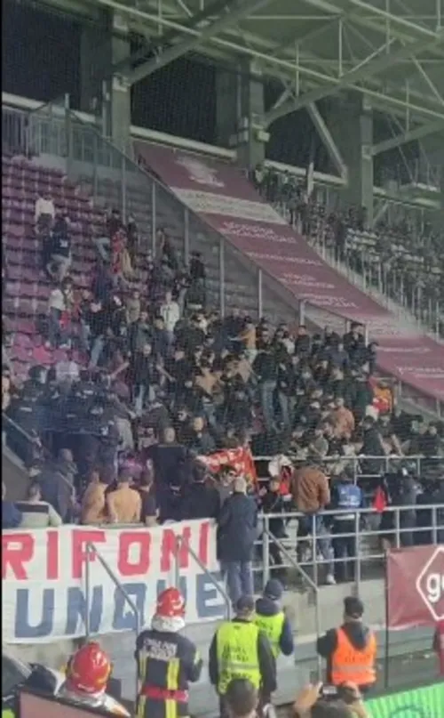 Rapid - Genoa. Fanii italieni s-au bătut între ei Foto captură video orangesport.ro.jpg