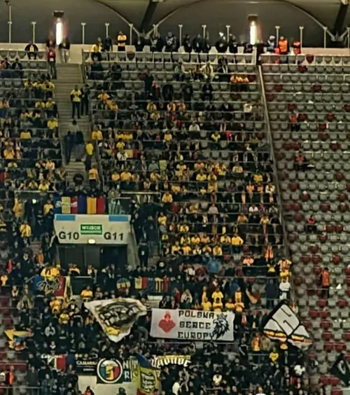 „Inima Europei”    FOTO.  Bannerul afișat de  fanii României  la Varșovia i-a impresionat pe polonezi