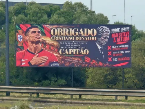 Panourile de susținere pentru Cristiano Ronaldo și mesajele la adresa lui Jorge Jesus. Foto: captură X/@AlNassrTribune