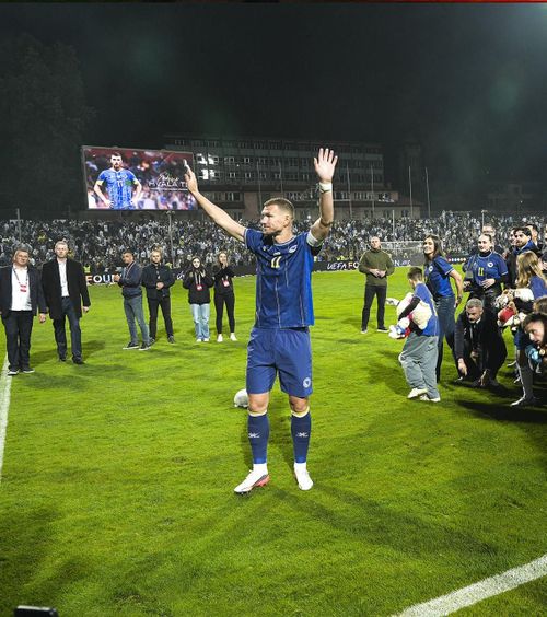 Dzeko s-a retras din națională   VIDEO+FOTO.  Momente emoționante la Zenica! Legendarul atacant  și-a făcut coechipierii să plângă