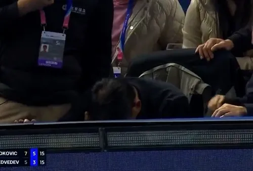 Daniil Medvedev, descalificat la Beijing după ce a lovit un spectator cu mingea în ochi Foto captură VIDEO X .jpeg